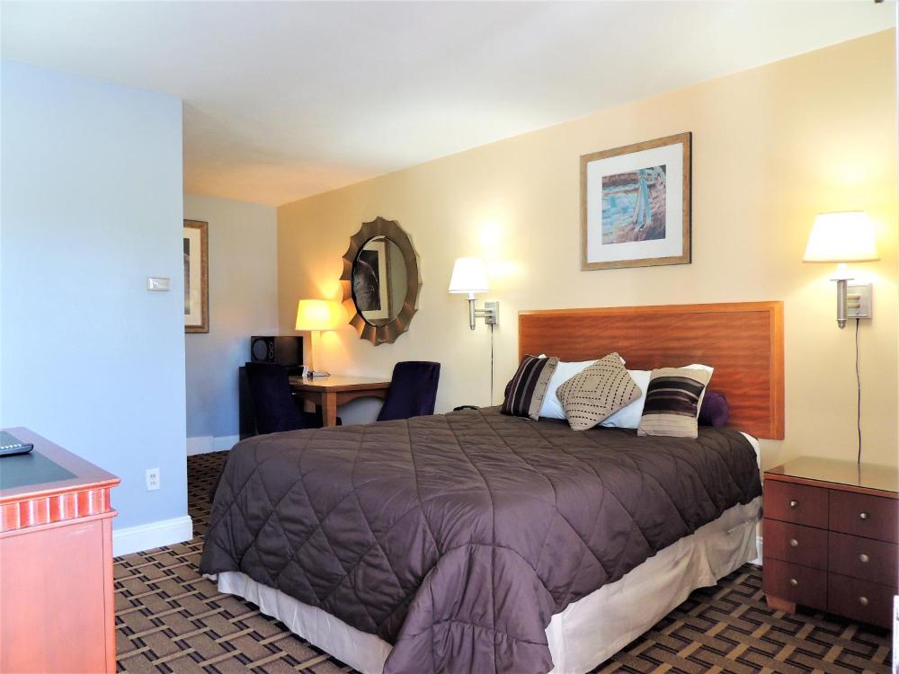 Queen Room - Non-Smoking interior