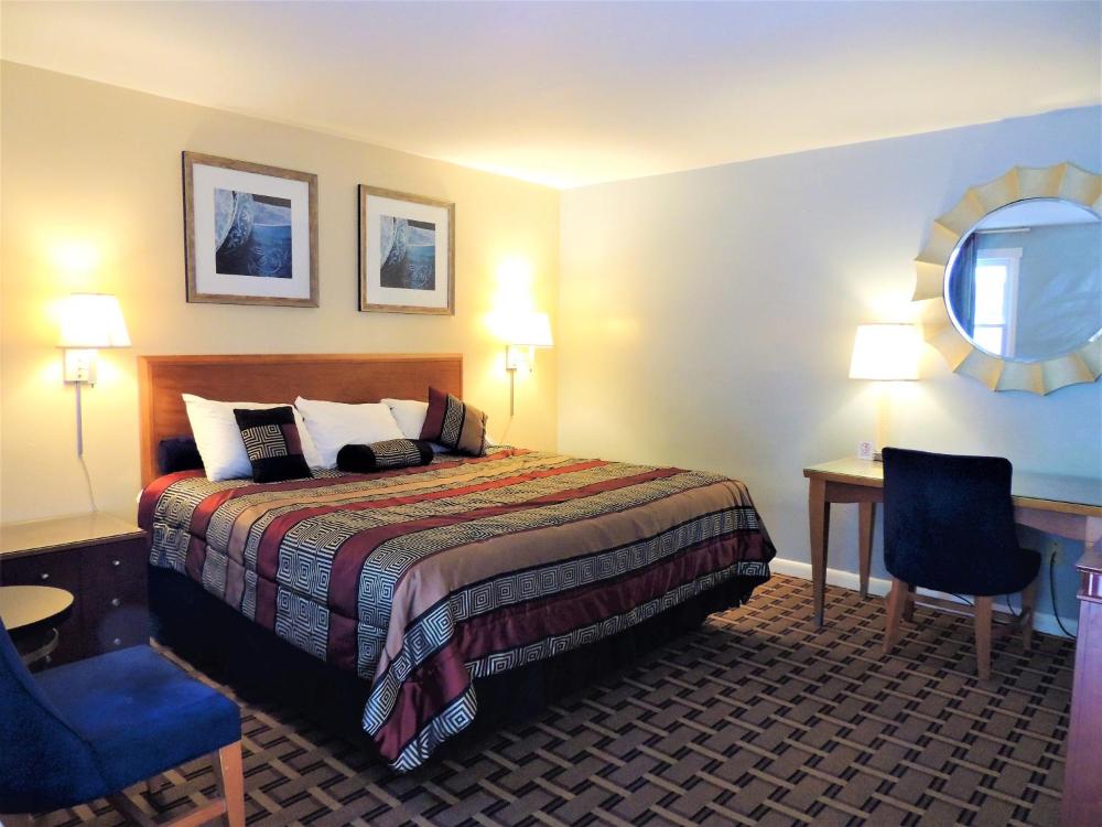 King Room - Non-Smoking interior